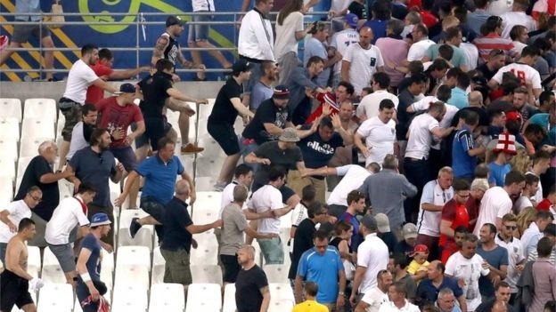 Cuộc xung đột giữa cổ động viên Nga và Anh hôm 12/6. (Ảnh: AFP)