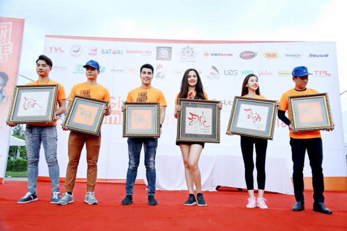 Hoa hậu Dy Khả H&acirc;n mua bức tranh Thiện g&oacute;p tấm l&ograve;ng v&agrave;o quỹ