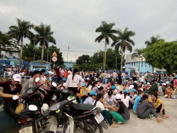 Toàn bộ công nhân Công ty TNHH giày Venus Việt Nam đã đình công phản đối việc không có chỗ để xe.