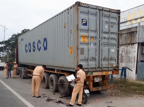 Vợ chết, chồng nguy kịch do tông vào đuôi xe đầu kéo