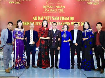 Nhà thiết kế Đỗ Trịnh Hoài Nam cùng các khách mời, người mẫu trong buổi giao lưu báo chí ngày 23/12/2017.