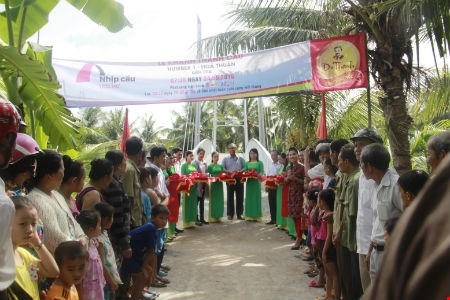 Niềm hân hoan của bà con nhân dân xã Hòa Lợi khi tham gia khánh thành cây cầu dây văng do nhãn hàng Trà Thảo Mộc Dr Thanh tài trợ.