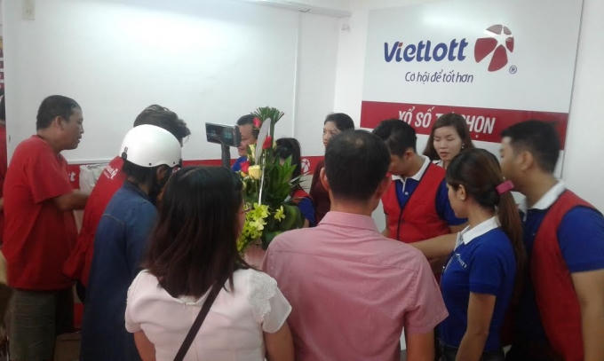 Nhân viên xổ số Vietlott hướng dẫn người chơi tìm hiểu thông tin và cách dò xổ số điện toán.