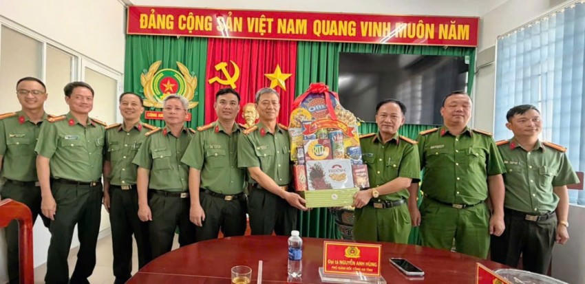 Đại tá Nguyễn Anh Hùng – Phó Giám đốc Công an tỉnh Đồng Nai tặng quà chúc mừng các cán bộ, chiến sĩ xã Đại Phước.