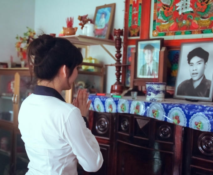Lý Nhã Kỳ trang nghiêm thắp hương trước ban thờ liệt sĩ con trai của bà Phan Thị Năm