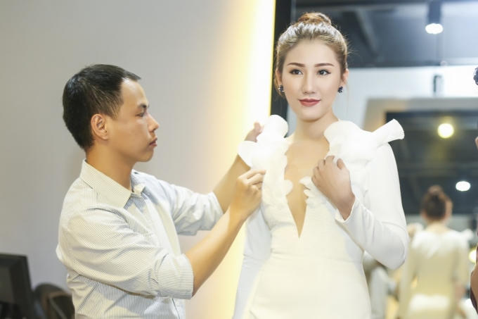 Người đẹp cho biết xu hướng thời trang hiện taị là những bộ váy tối giản với gam màu bắt mắt và gây ấn tượng bởi những đường cắt điêu luyện.