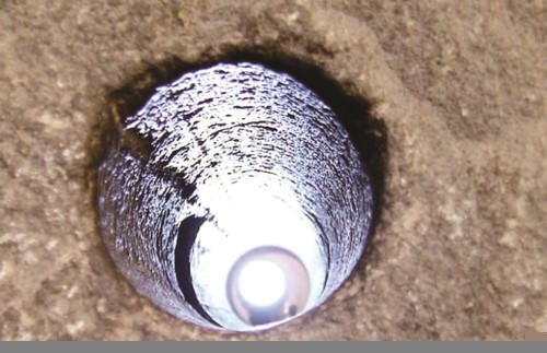 Cận cảnh của một lỗ khoan trên một phiến đá.