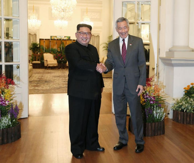 Ông Kim Jong-un bắt tay Thủ tướng Singapore Lý Hiển Long