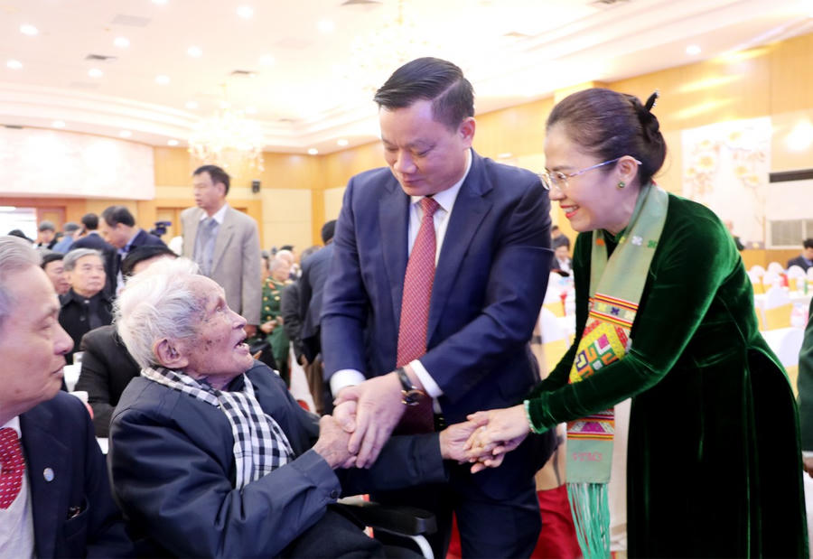 Những người con của Hội đồng hương Nghệ An tại Hà Nội thăm hỏi, chúc sức khỏe Trung tướng Nguyễn Quốc Thước.