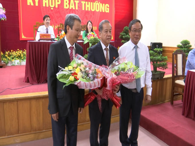 Ông Phan Ngọc Thọ (người giữa) được bầu làm Chủ tịch UBND tỉnh Thừa Thiên - Huế.