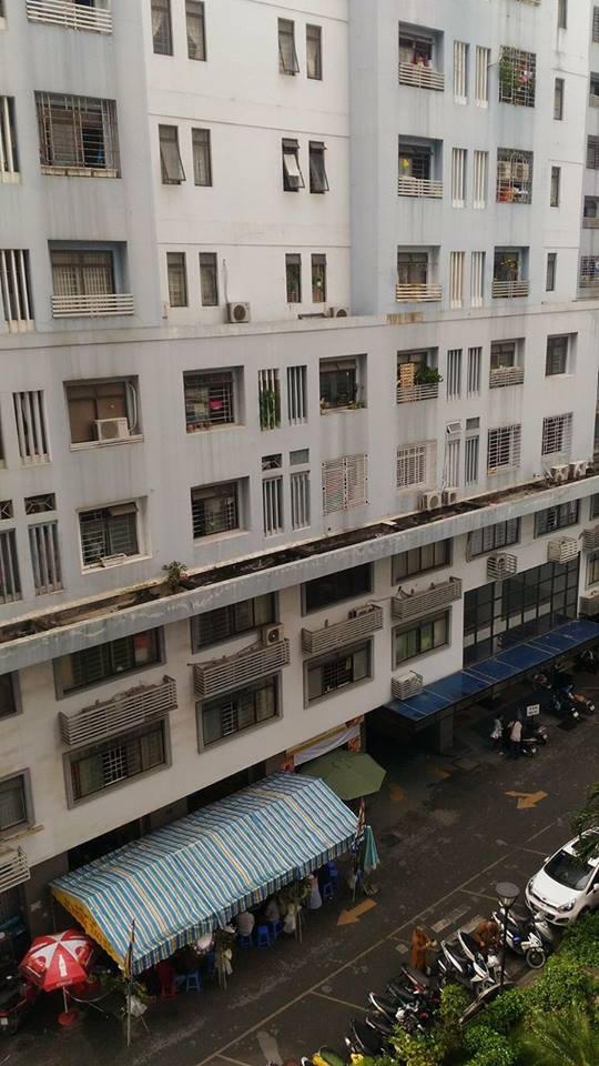 Một đám tang phải tổ chức tại khuôn viên chung cư do nhà sinh hoạt cộng đồng đã bị chủ đầu tư bán.
