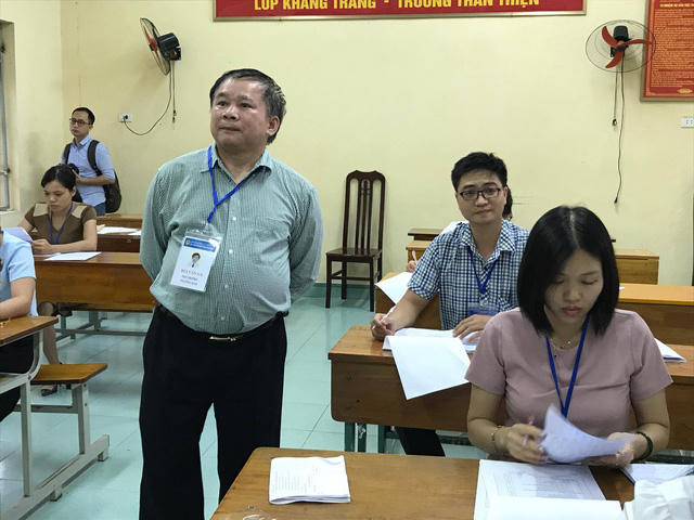 Thứ trưởng Bộ GD&amp;ĐT Bùi Văn Ga kiểm tra công tác chấm thi tại tỉnh Hưng Yên chiều ngày 29/6.