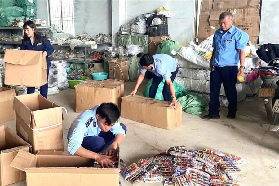 Qua kiểm đếm thực tế, lực lượng chức năng đã lập biên bản tạm giữ tổng cộng gần 1.900 sản phẩm không hoá đơn chứng từ. Gần 1.900 sản phẩm đồ chơi trẻ em, đồ gia dụng xuất xứ nước ngoài nhưng không có hóa đơn, chứng từ (Ảnh: Đội Quản lý thị trường số 2/Dân trí)