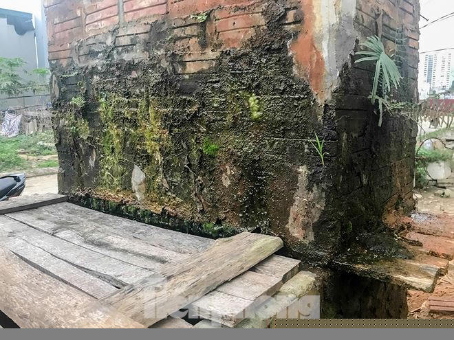 Nói về nước, bà Tuyết, đại diện dân cư cho biếtchia sẻ: “Mỗi nhà ở đây phải tự đào giếng, có 3 nhà dùng chung một cái. Nước giếng bơm lên phải lọc nhưng cũng chỉ để dùng vệ sinh, còn nước ăn uống, nấu nướng phải mua nước bình bên ngoài. Ở đây cứ như này cũng biết chắc là ảnh hưởng đến sức khỏe rồi nhưng cũng phải chịu chứ làm thế nào, bọn trẻ con tắm bẩn ngứa hết”.