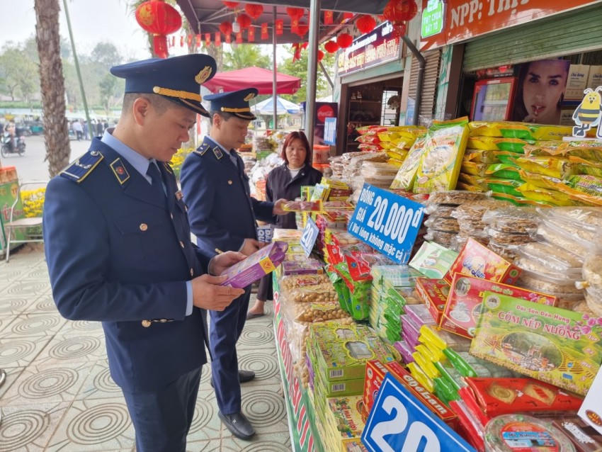 Lực lượng QLTT tăng cường kiểm tra, giám sát hoạt động kinh doanh dịp lễ hội đầu năm Bính Ngọ 2026.