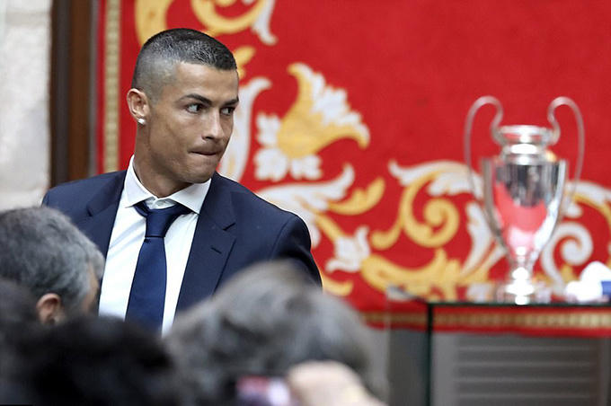 Ronaldo xuất hiện với kiểu đầu cua lạ mắt