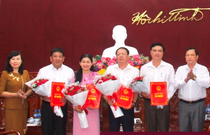 Chúc tịch UBND tỉnh Bình Phước Nguyễn Văn Trăm trao quyết định và chúc mừng các cán bộ.