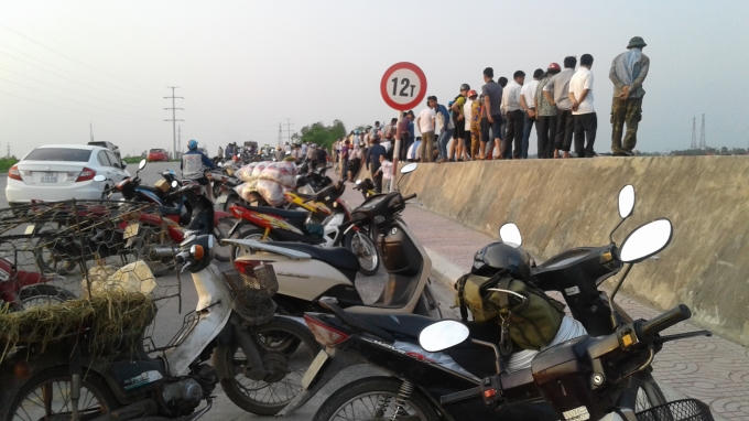 Rất nhiều người hiếu kì đến hiện trường xem sự việc.