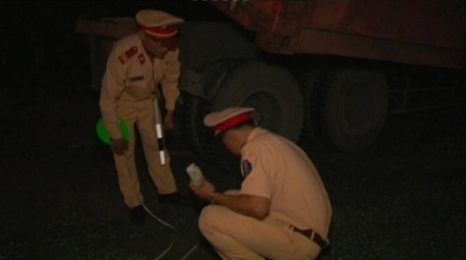 Lực lượng chức năng khám nghiệm hiện trường.