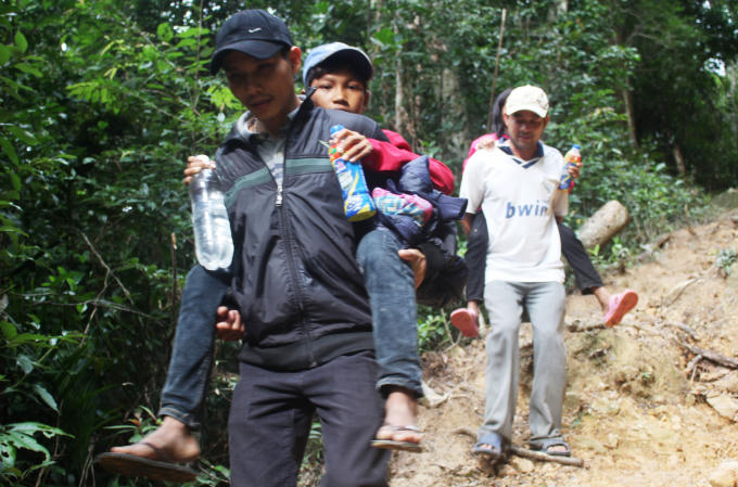 Vừa dạy học, vừa vào tận bản xã vận động gia đình các em học sinh cho con đi học, vừa tạo niềm vui và gieo vào lòng các em sự học là quan trọng biết nhường nào