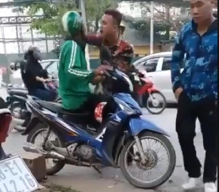 [Clip]: Nam thanh niên hung hăng chửi bới, đánh tài xế Grab