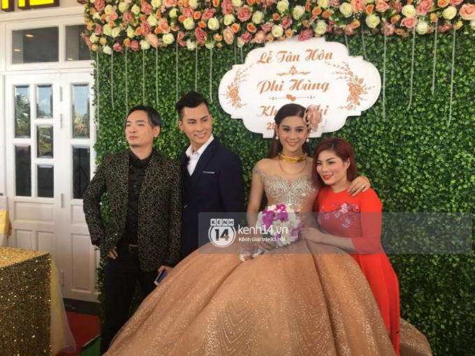 Lâm Khánh Chi hôn đắm đuối chú rể, thay váy đỏ nổi bần bật như công chúa trong lễ cưới