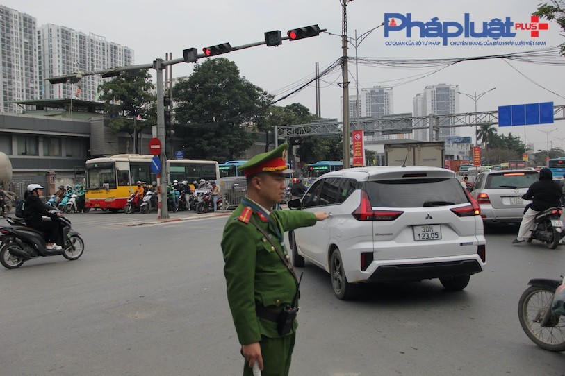 Lực lượng Công an các phường, xã cũng được huy động phân luồng giao thông, hướng dẫn, hỗ trợ người dân có lộ trình thông suốt khi về Thủ đô.