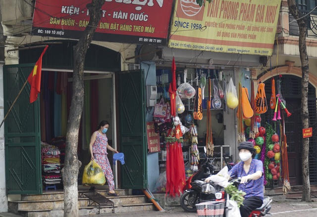 Hơn 8h sáng, tại đường Tô Hiệu (Cầu Giấy, Hà Nội) các mặt hàng kinh doanh như đồ điện tử, thời trang, văn phòng phẩm... mở cửa hoạt động sớm hơn so với quy định của Chỉ thị số 07.