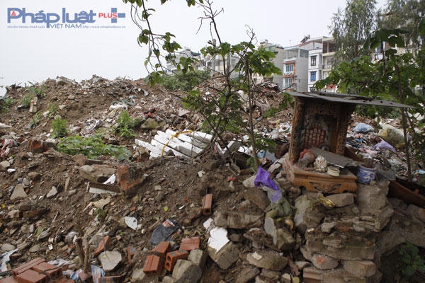 Một số người dân khác cho biết thêm, nếu cứ để tình trạng này diễn ra thì chẳng mấy con đường qua đây bì vùi nấp.