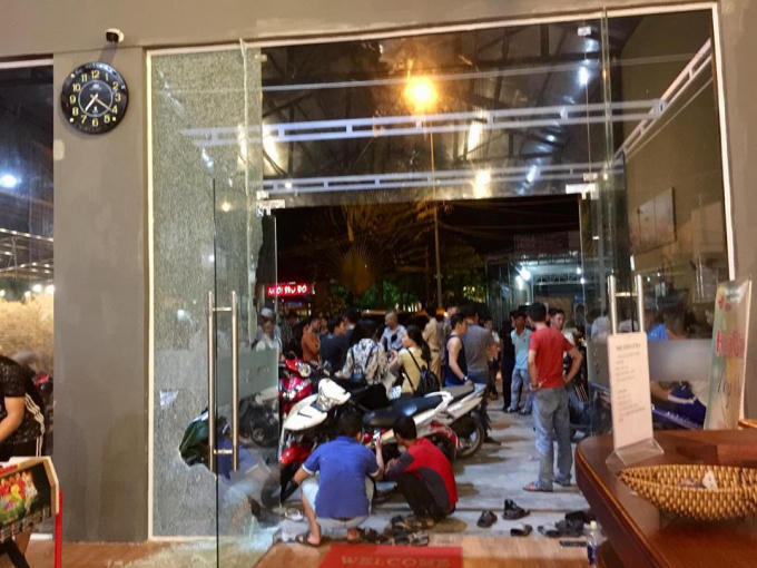 Dù vậy chiếc cửa kính này cũng đã cứu nguy cho nhiều người đang tập ở phía trong