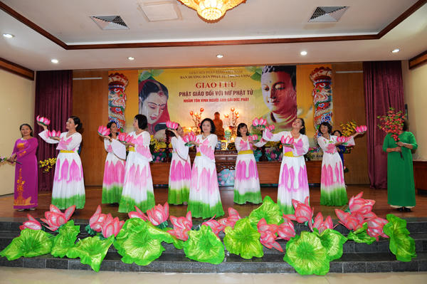 Văn nghệ chào mừng.