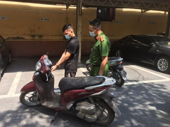 Đối trượng chuyên trộm cắp xe máy (áo đen) cùng tang vật tại cơ quan chức năng.