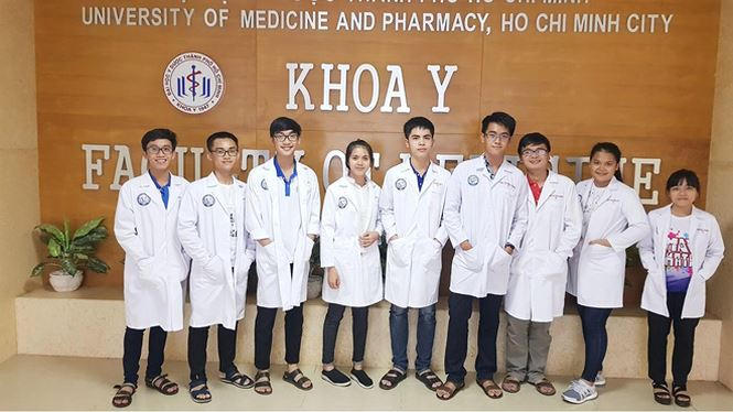 Thủ khoa khối B năm 2017 Lê Hữu Hiếu (đứng giữa) giờ đã là chàng sinh viên Y khoa