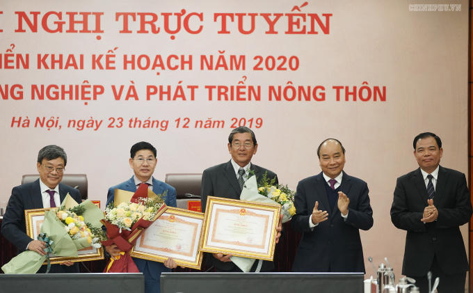 Thu tuong tang bang khen cho cac ca nhan co thanh tich xuat sac
