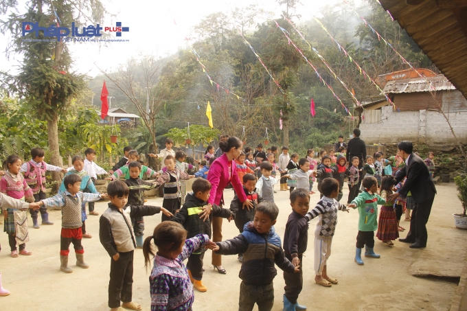 Giờ ra chơi thày và trò cũng nhau sinh hoạt chung.