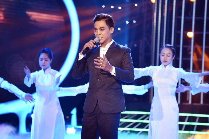Ban giám khảo đã khen tiết mục của Ngọc Luân rất tốt.