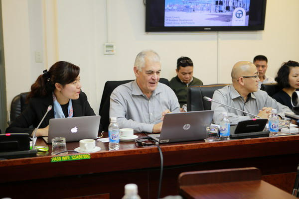 Ông David Caverly - Phó TGĐ Siemens giới thiệu sản phẩm kháng bù ngang loại khô tại Hội thảo