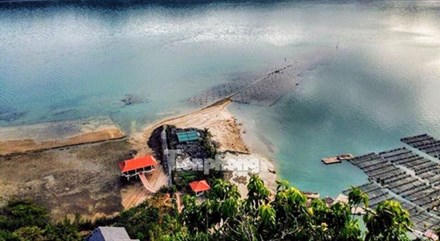 Toàn bộ công trình nằm gọn dưới chân núi Bánh Sữa và quay về hướng Tây Nam. Ảnh: Hoàng Dương.