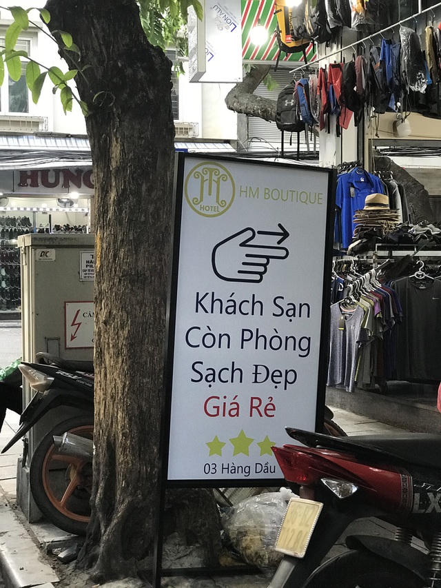 Một khung cảnh lạ lẫm, chưa từng xuất hiện khi các khách sạn hạng sang đua nhau giảm giá, trải thảm mời