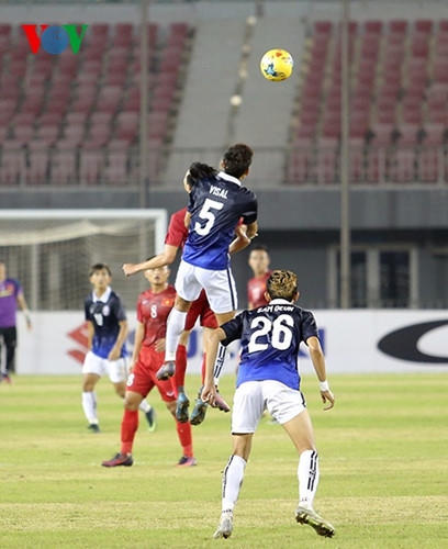 Không còn gì để mất, các cầu thủ Campuchia dồn lên.