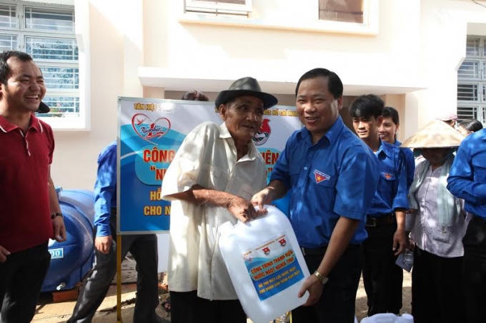 Ông Nguyễn Phi Long - Bí thư Trung ương Đoàn trao tặng nước ngọt sau khi lọc cho người dân tại Long An thông qua chương trình Nước ngọt nghĩa tình do Tân Hiệp Phát tài trợ