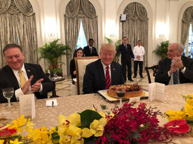 Tổng thống Mỹ Donald Trump bất ngờ nhận được chiếc bánh chúc mừng sinh nhật sớm của giới chức Singapore. (Ảnh: Twitter)