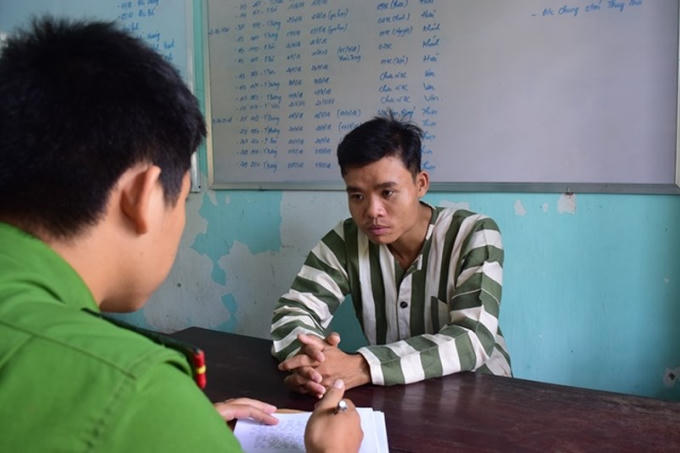Đối tượng Trần Duy Tùng tại cơ quan Công an.