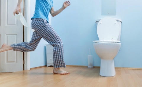 Đại tiện dùng sức nhiều, áp lực trong ổ bụng lớn, huyết áp có thể sẽ tăng rất nhanh