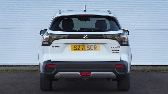Tương tự đầu xe, thiết kế phía sau của mẫu crossover này cũng được làm lại. Rõ rệt nhất là cụm đèn hậu có vỏ màu tối, nối liền bằng thanh màu đen và nẹp chrome ở giữa. Bên cạnh đó là cản sau bằng nhựa sần và ốp gầm màu bạc, hốc gió giả tích hợp đèn phản quang nằm ngang.