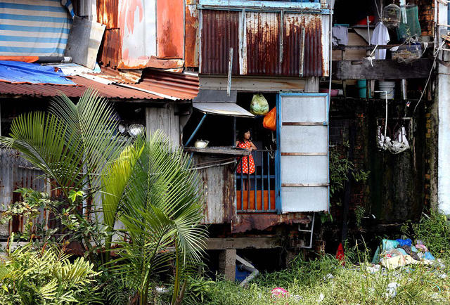 Những đứa trẻ trong không gian tù túng, ô nhiễm.