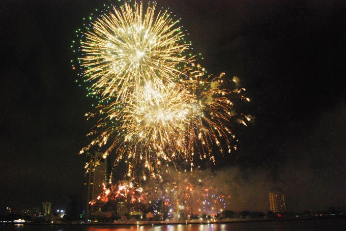 Khung cảnh bờ sông Hàn ngập tràn trong tiếng nhạc và ánh sáng pháo hoa.