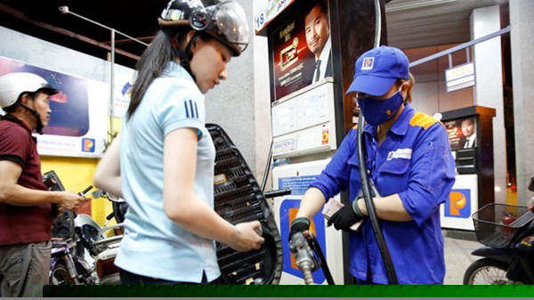 Giá xăng dầu thế giới giảm sốc, dân vẫn phải mua giá cao
