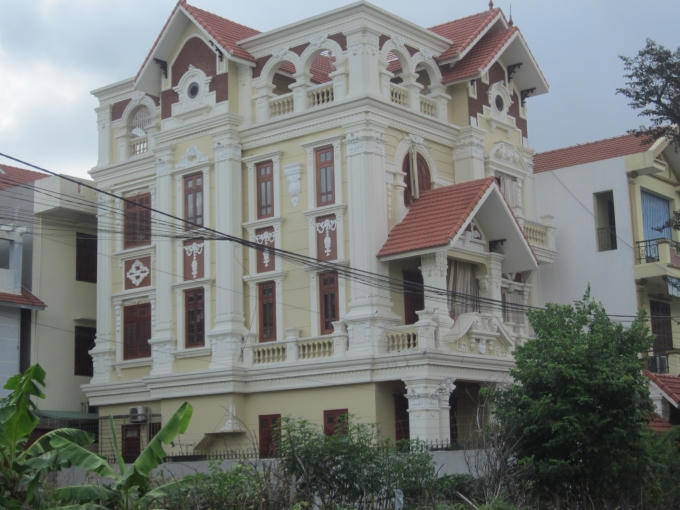 Nơi đây, các biệt thự, lâu đài thi đua mọc san sát nhau. Tất cả nói lên độ giàu sang, "chịu ăn chịu chơi" của các đại gia, quan chức lắm tiền nhiều của đất Cố đô.