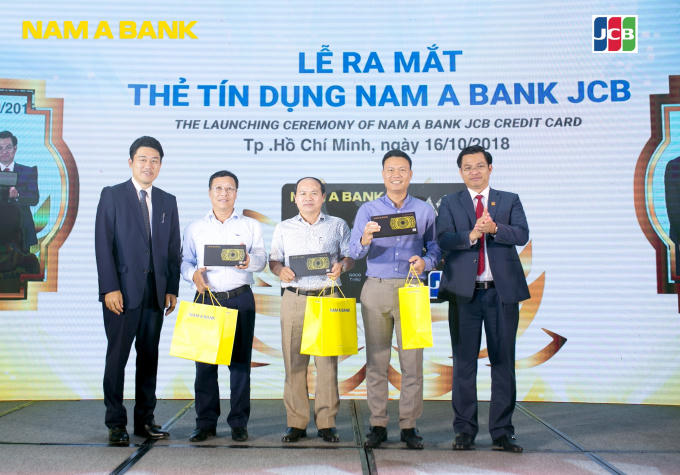 Những khách hàng đầu tiên được “sở hữu” chiếc thẻ tín dụng “quyền năng” Nam A Bank JCB Platinum.